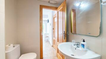 Een douche, handdoeken