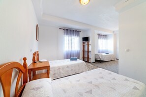 1 bedroom, free WiFi, bed sheets - Room 'Habitación Triple' with Wi-Fi and Air Conditioning (Roquetas de Mar)