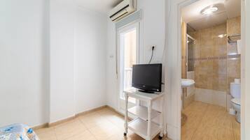 Een douche, handdoeken