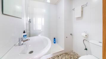 Een douche, handdoeken