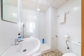 Een douche, handdoeken