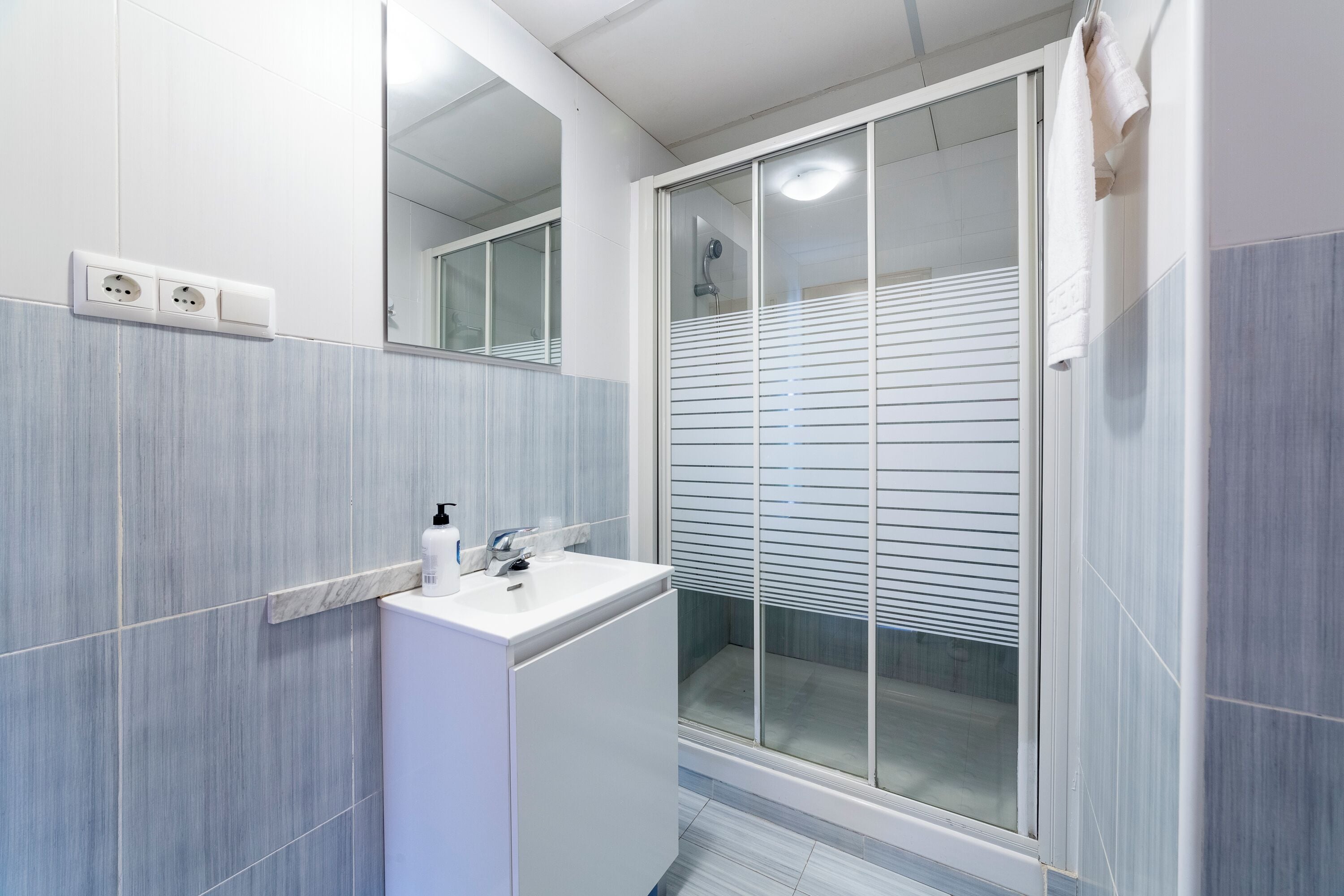 Een douche, handdoeken