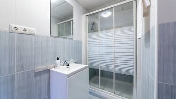 Douche, serviettes fournies