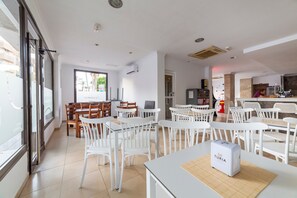 Dining - Room 'Habitación Triple 2' with Wi-Fi and Air Conditioning (Roquetas de Mar)