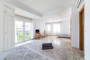 1 bedroom, free WiFi, bed sheets - Room 'Habitación Triple 2' with Wi-Fi and Air Conditioning (Roquetas de Mar)