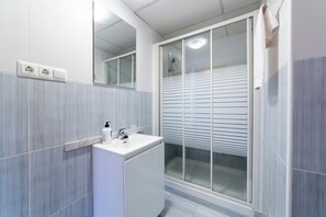 Shower, towels - Room 'Habitación Triple 2' with Wi-Fi and Air Conditioning (Roquetas de Mar)