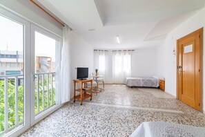 1 bedroom, free WiFi, bed sheets - Room 'Habitación Triple 2' with Wi-Fi and Air Conditioning (Roquetas de Mar)