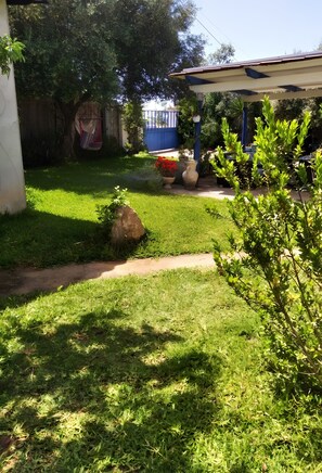 Property grounds - Holiday Home 'La Casa Di Coccola' with Garden, Terrace & Wi-Fi (giba)