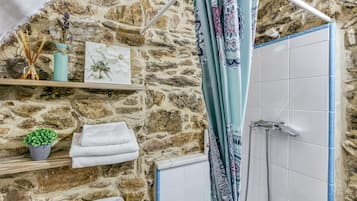 Ducha, secador de pelo, toallas