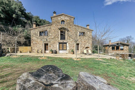Exterior. Country Cottage 'La Rústica' with Mountain Views, Shared Garden and Wi-Fi