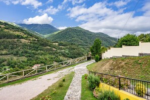 Property grounds - Country House 'Socastillo A' with Mountain View, Private Terrace and Private Garden (Quirós)