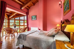 2 dormitorios, tabla de planchar con plancha, ropa de cama