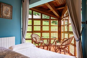 2 bedrooms, iron/ironing board, bed sheets