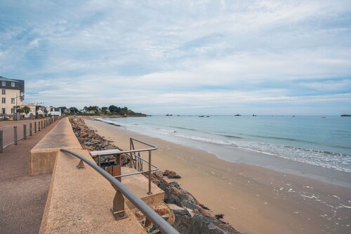 Holiday Home 'Maison Face Mer Accès Direct Plage' with Sea View, Shared Terrace and Wi-Fi