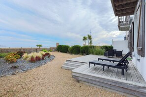 Terrace/patio - Holiday Home 'Maison Face Mer Accès Direct Plage' with Sea View, Shared Terrace and Wi-Fi (Plougasnou)