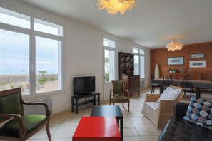 TV, caminetto, lettore DVD