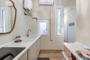 Refrigerador, parrilla de estufa, cafetera y tetera y tetera eléctrica 