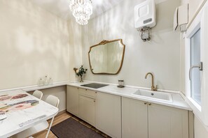 Fridge, stovetop, coffee/tea maker, electric kettle