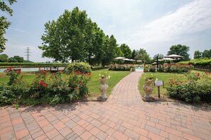 Property grounds - Holiday Home 'Agriturismo Ca Persiane' with Private Pool, Wi-Fi and Air Conditioning (Cavaion Veronese)