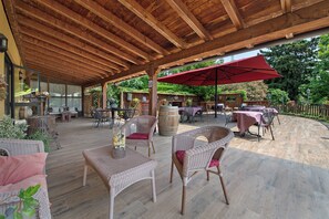 Outdoor dining - Holiday Home 'Agriturismo Ca Persiane' with Private Pool, Wi-Fi and Air Conditioning (Cavaion Veronese)