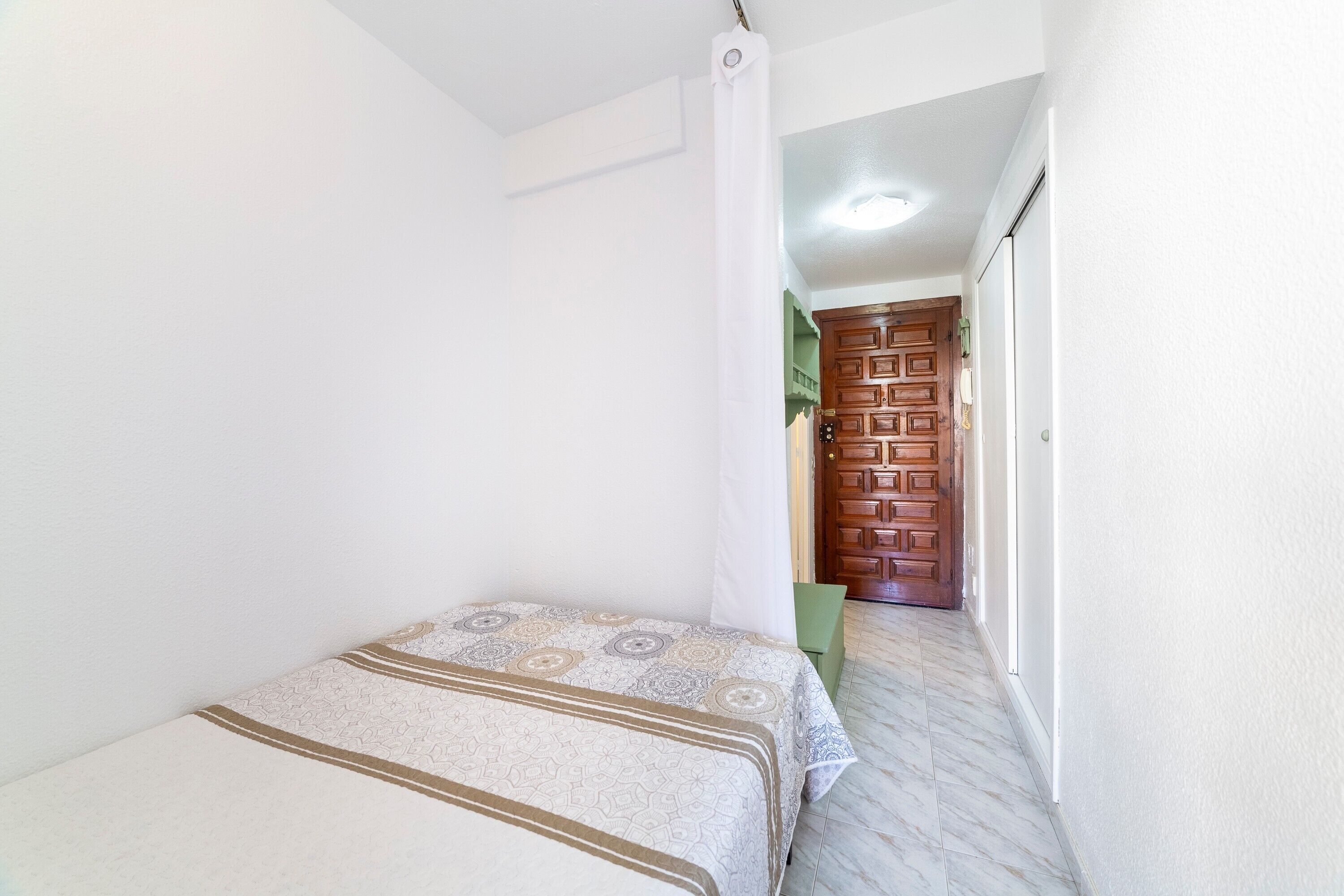 1 slaapkamer, een strijkplank/strijkijzer, gratis wifi, beddengoed