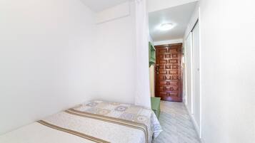 1 slaapkamer, een strijkplank/strijkijzer, gratis wifi, beddengoed