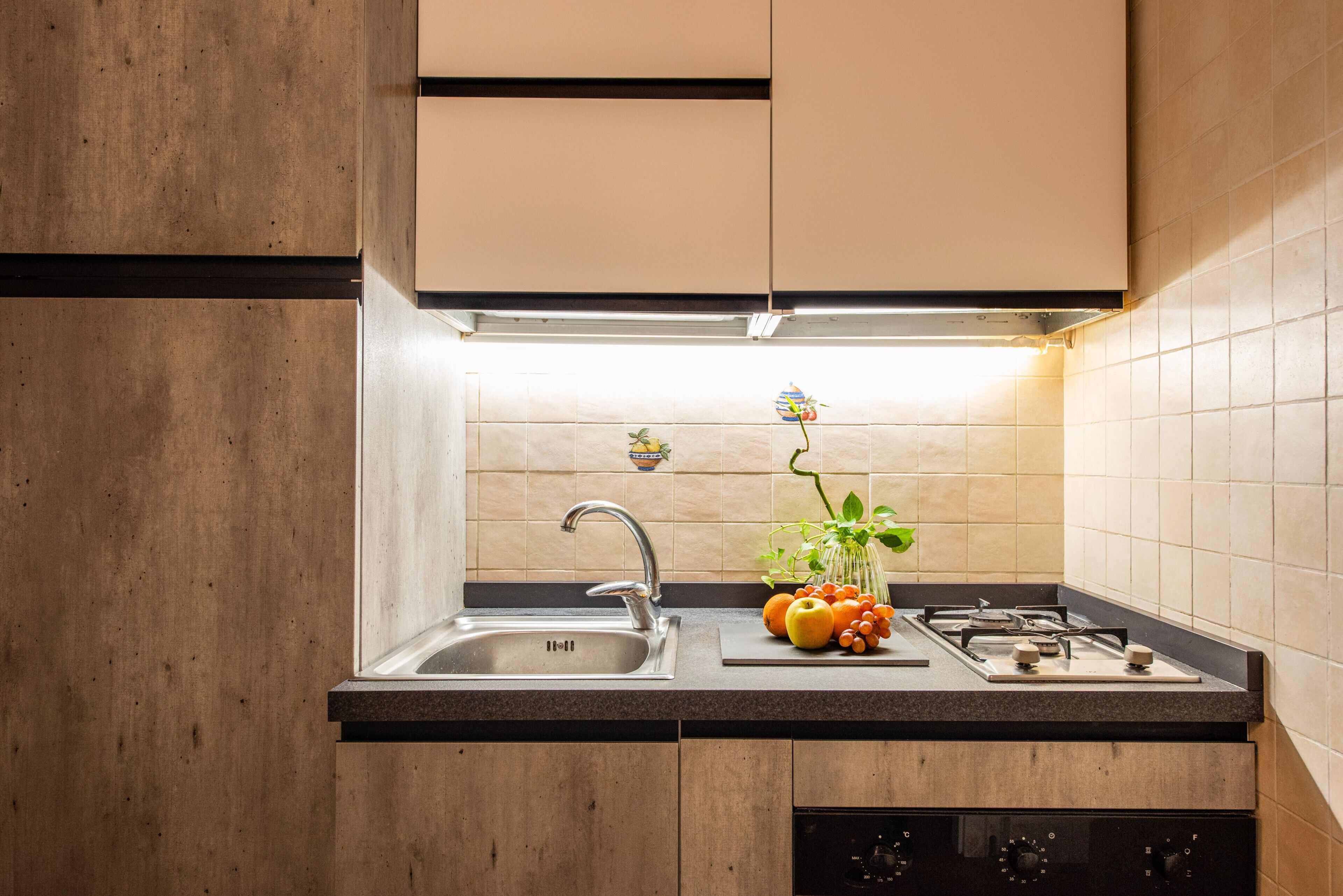 Refrigerador, horno, parrilla de estufa y utensilios de cocina 