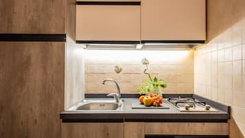 Refrigerador, horno, parrilla de estufa y utensilios de cocina