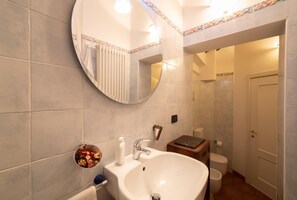 Suihku, hiustenkuivaaja, pyyhkeet