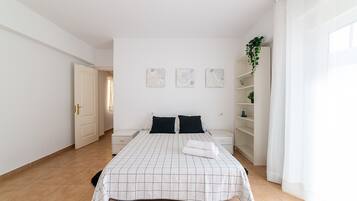 3 slaapkamers, een strijkplank/strijkijzer, gratis wifi, beddengoed