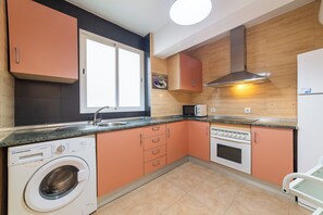 Refrigerador, microondas, placa de cocina, cafetera/tetera