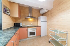 Refrigerador, microondas, placa de cocina, cafetera/tetera