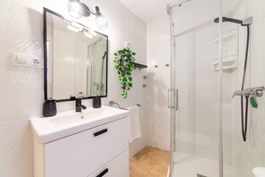 Shower, hair dryer, towels