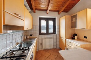Fridge, oven, stovetop, coffee/tea maker