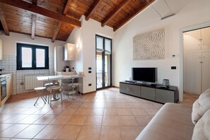TV, DVD player - Holiday apartment ‘Miralago Marone’ with lake view, private balcony and Wi-Fi (Marone)