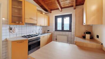 Réfrigérateur, four, plaque de cuisson, cafetiÚre/bouilloire