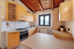 Refrigerador, horno, parrilla de estufa y cafetera y tetera