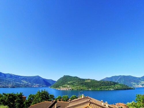 Vakantiewoning 'Miralago Marone' met uitzicht op het meer, eigen balkon en Wi-Fi