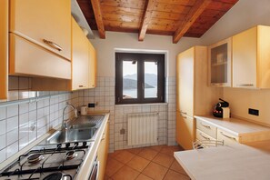 Fridge, oven, stovetop, coffee/tea maker - Holiday apartment ‘Miralago Marone’ with lake view, private balcony and Wi-Fi (Marone)