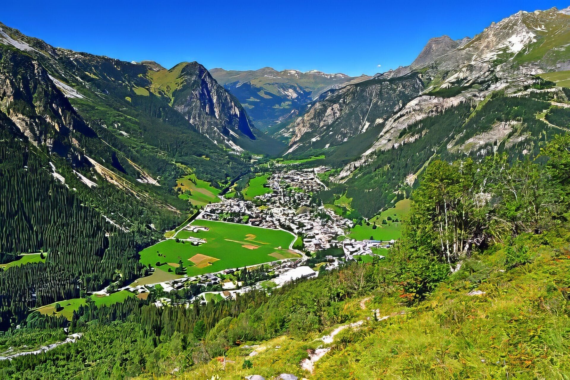 Ein Tal mit einer kleinen Siedlung, umgeben von Bergen und dichten Wäldern.