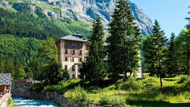 Ein Berglodge mit Blick auf einen Fluss und Berge.