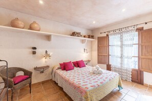 5 bedrooms, iron/ironing board, free WiFi, bed sheets