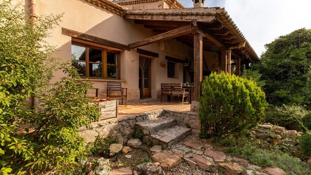 A house with a patio, stone steps, and a wooden pergola. - Dalt La Figuera Country House — Guadarrama, Mountain Views, Pool & Wi-Fi (La Higuera)