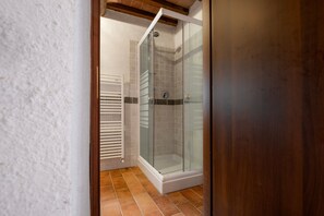 Shower, hair dryer, towels - Apartment 'Terra' with Shared Terrace, Garden, and Wi-Fi (Radicofani)