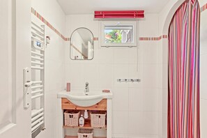 Shower, hair dryer, towels - Apartment 'L'amandier' with Private Terrace, Private Garden and Wi-Fi (Sainte-Maxime)