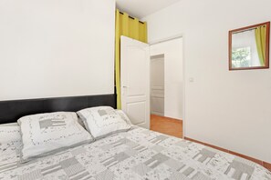 2 bedrooms, iron/ironing board, free WiFi, bed sheets - Apartment 'L'amandier' with Private Terrace, Private Garden and Wi-Fi (Sainte-Maxime)