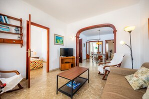 TV - Holiday Home 'Casa Tradicional Can Picafort' with Private Garden, Balcony and Wi-Fi (Can Picafort)