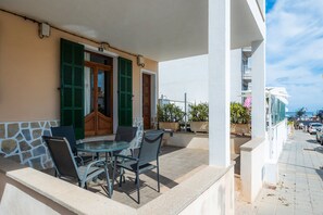 Outdoor dining - Holiday Home 'Casa Tradicional Can Picafort' with Private Garden, Balcony and Wi-Fi (Can Picafort)