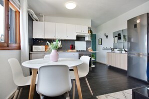 Kylskåp, mikrovågsugn, ugn och spishäll