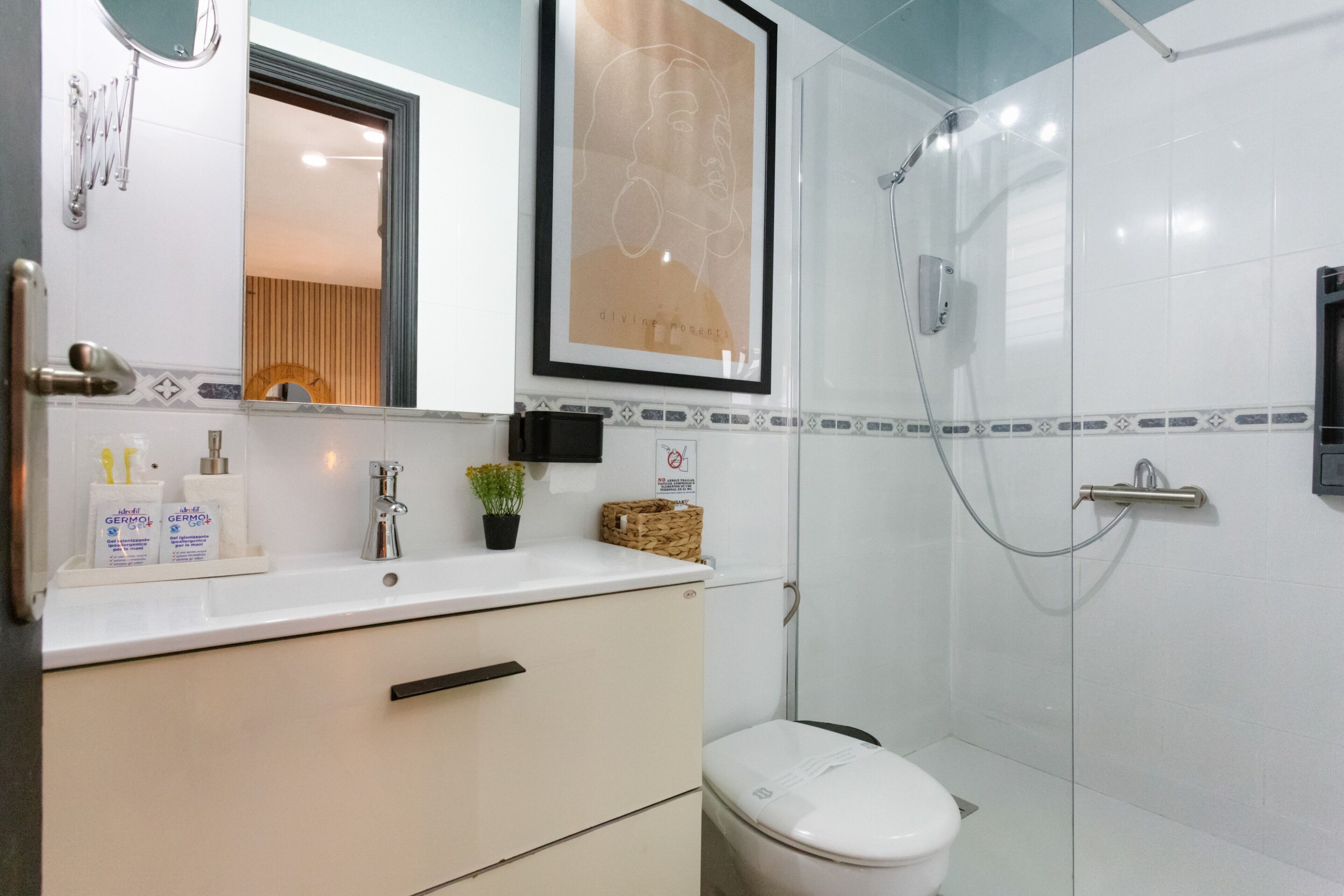 Douche, sèche-cheveux, serviettes fournies